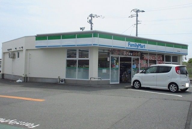 コンビニ　ファミリーマート（コンビニ）まで970m