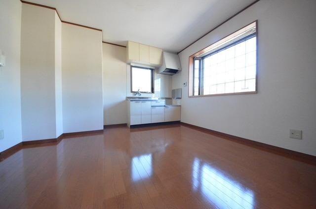 居室・リビング　☆DK８帖出窓付き☆