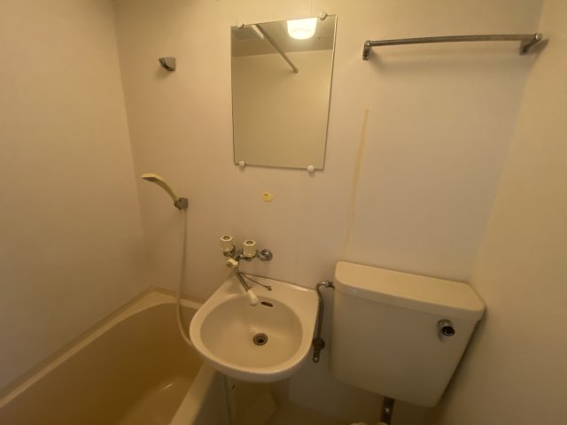 洗面設備　浴室内に洗面台ついてます！