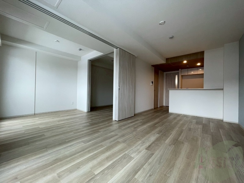 居室・リビング　エアコン付きで快適なリビングになっております！