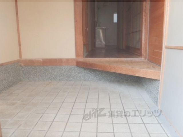 玄関　タイル敷きの玄関