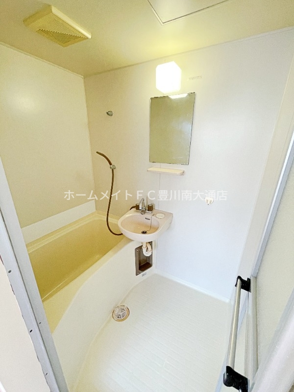 バス・シャワールーム　同型別部屋写真（反転）