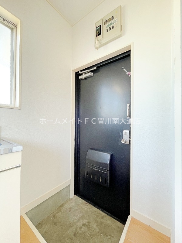 玄関　同型別部屋写真（反転）