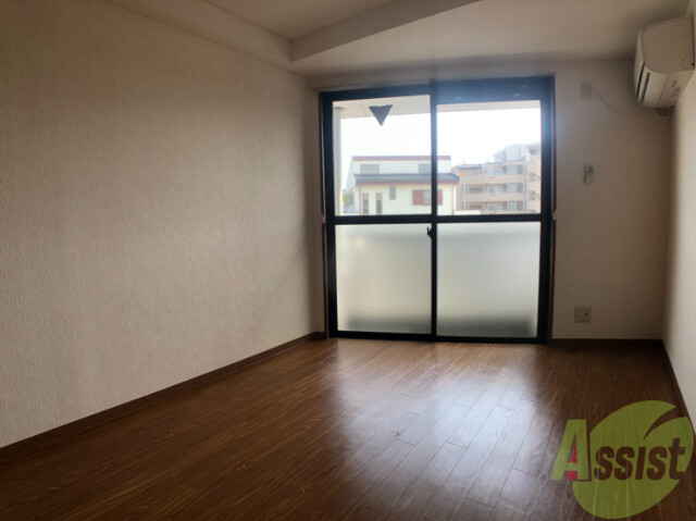 居室・リビング　こちらは６帖の寝室です。シンプルで落ち着きのあるお部屋です。