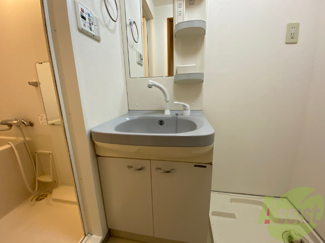 洗面設備　洗面台は浴室出てすぐで洗面、歯磨きにも便利です。