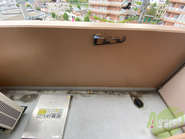 バルコニー　広めのベランダは陽がよく当たり気持ちよく過ごせます。