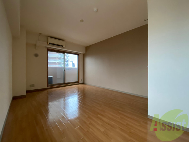 居室・リビング　リビングは９．８と広め、窓も大きくきれいな室内です。