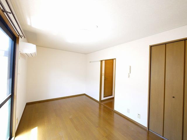 その他部屋・スペース　落ち着いた色調の寝室です