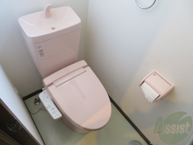 トイレ　ウォシュレット機能がついたトイレです。安心して使用できますね