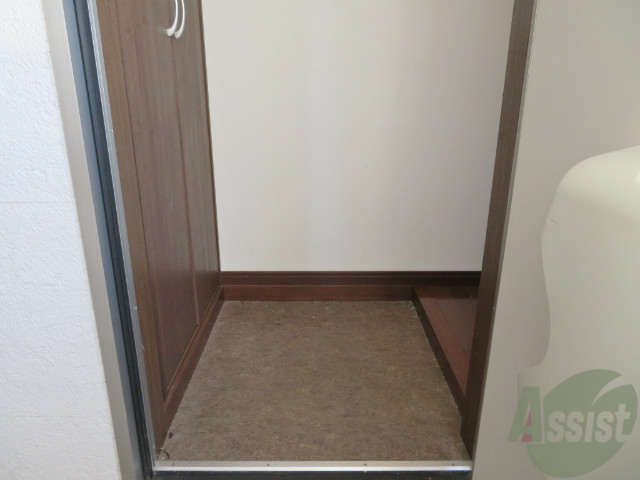 玄関　玄関の様子です。広い洋室にすぐ繋がっています。