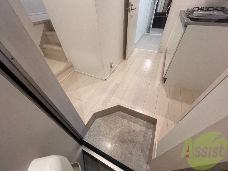 玄関　こちらは玄関になります。照明設備もございます。