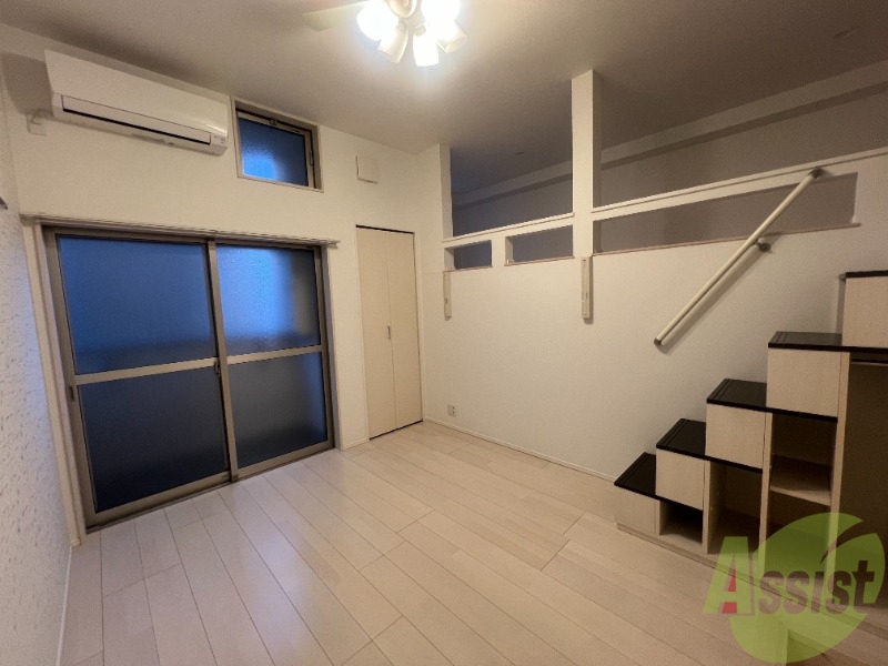 居室・リビング　こちらは６．３帖の洋室になります。オシャレな内装ですね。