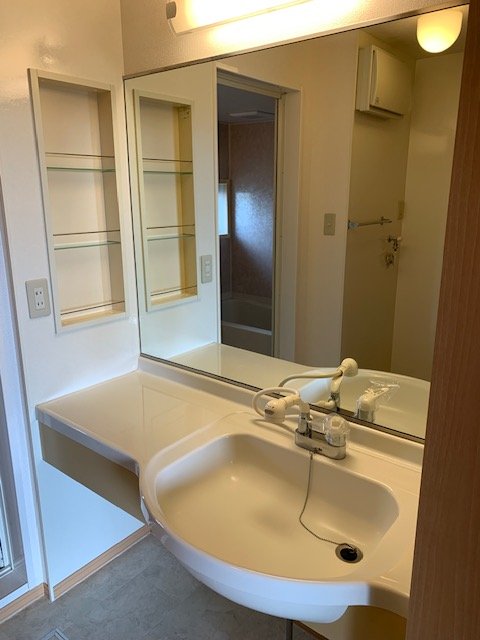 洗面設備　鏡の大きいカウンタータイプの洗髪洗面化粧台