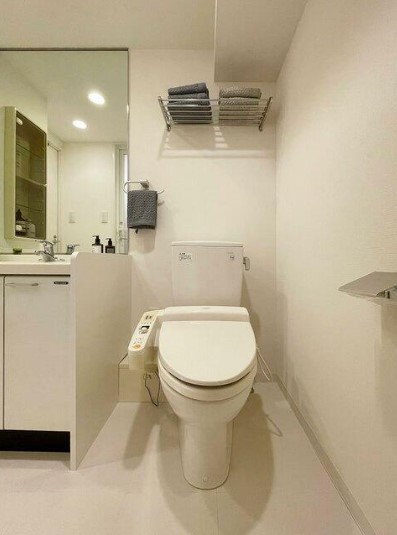 トイレ　家具の備え付けはありません