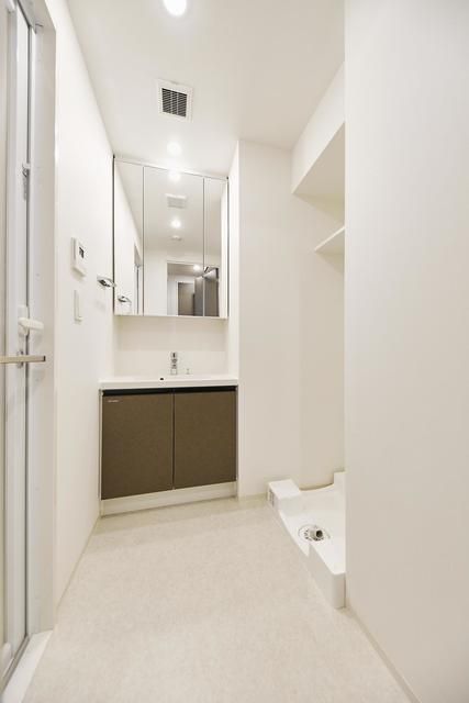 洗面設備　ゆったりとスペースのある洗面所