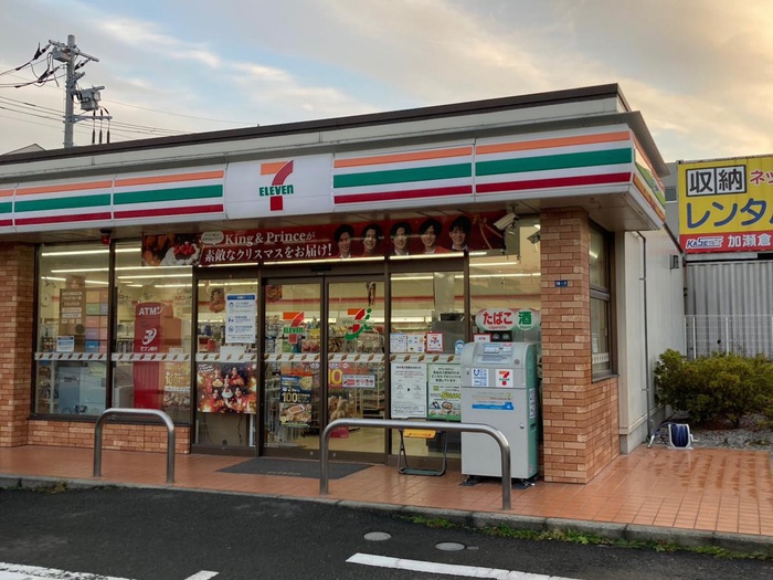 コンビニ　セブンイレブン（コンビニ）まで290m