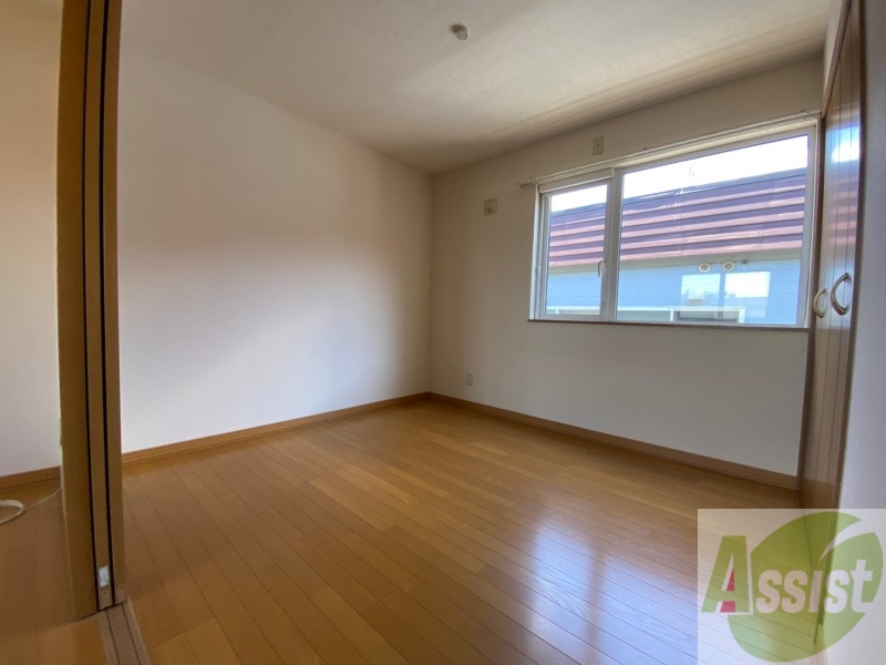 その他部屋・スペース　戸を閉めるとリビングと区切られた寝室にすることができますよ。