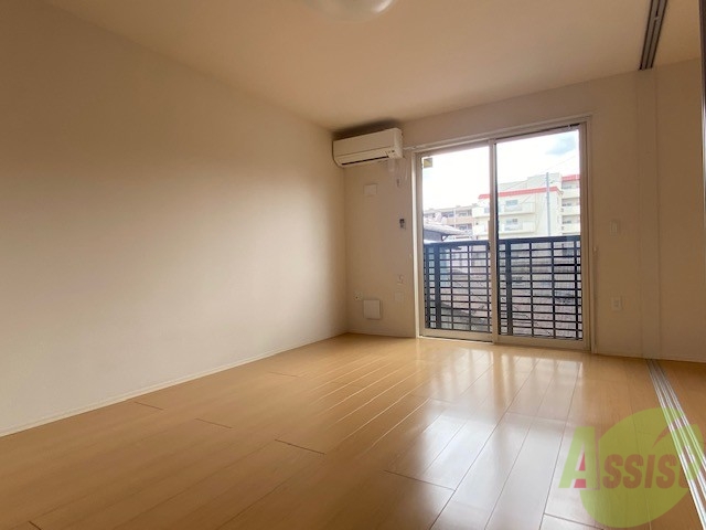 居室・リビング　リビングは、広々していて陽当たりもよさそうですね。