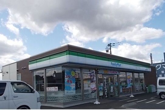 コンビニ　ファミリーマート（コンビニ）まで800m