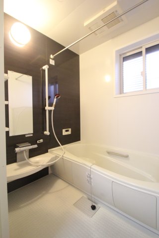 バス・シャワールーム　浴室乾燥機＆追い焚き付きの一坪バス！