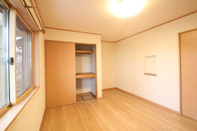 収納　1F・8帖の洋室にある収納です