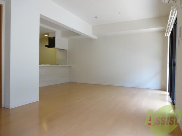 居室・リビング　白を基調としているのでお部屋が広く見えますよ