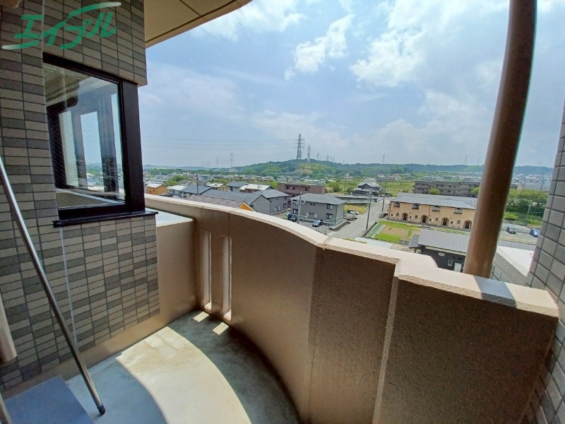 バルコニー　同型、反転タイプの部屋写真です。