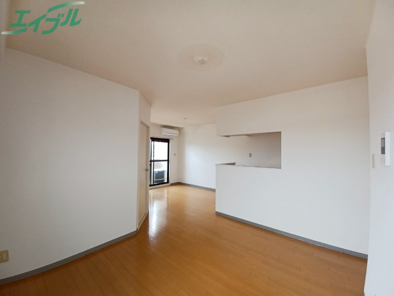 居室・リビング　同型、反転タイプの部屋写真です。