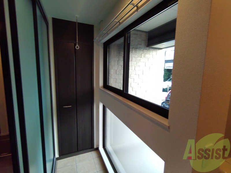 バルコニー　玄関がバルコニーも兼ねています。