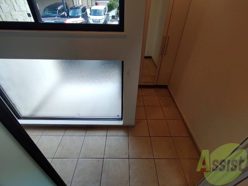 玄関　玄関の様子です。広い洋室にすぐ繋がっています。