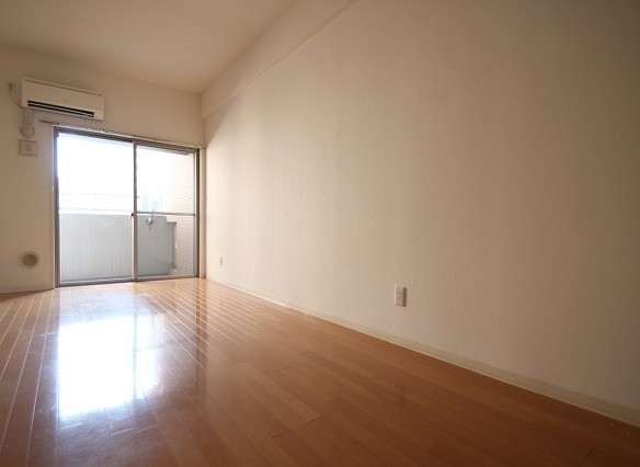 居室・リビング　同物件、別号室のものです。