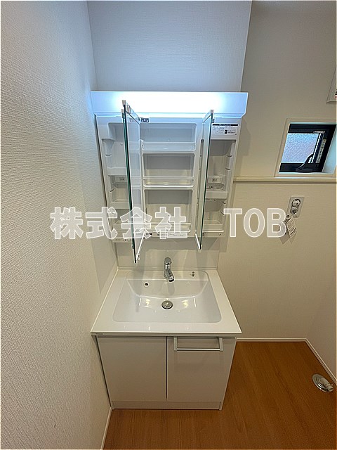 洗面設備　1F　3面鏡シャンプードレッサー