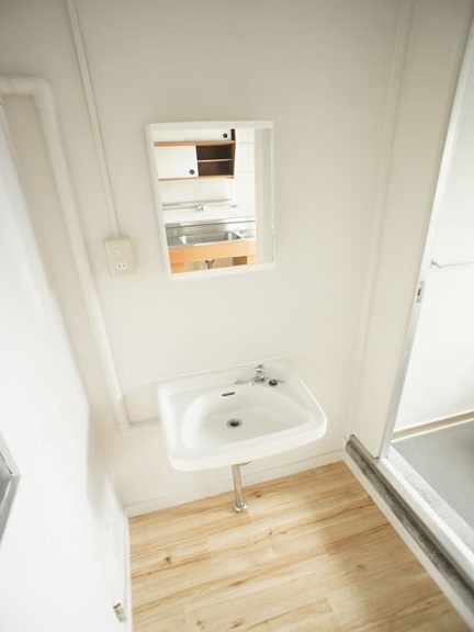 洗面設備　朝の身支度も鏡付きで便利♪