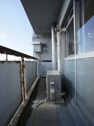 バルコニー　バルコニーに洗濯機置き場があります。