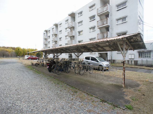 その他共有部分　屋根付きの駐輪場があります！