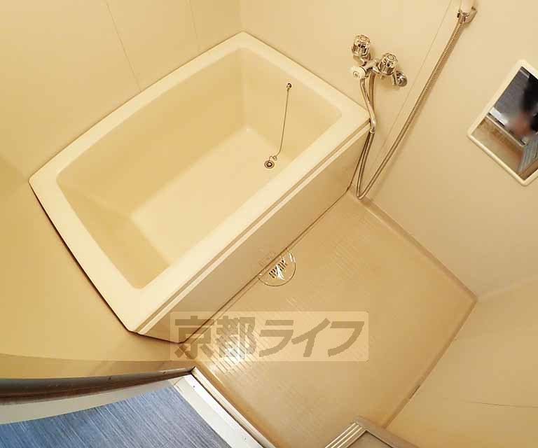 バス・シャワールーム　清潔感あるバスルームです