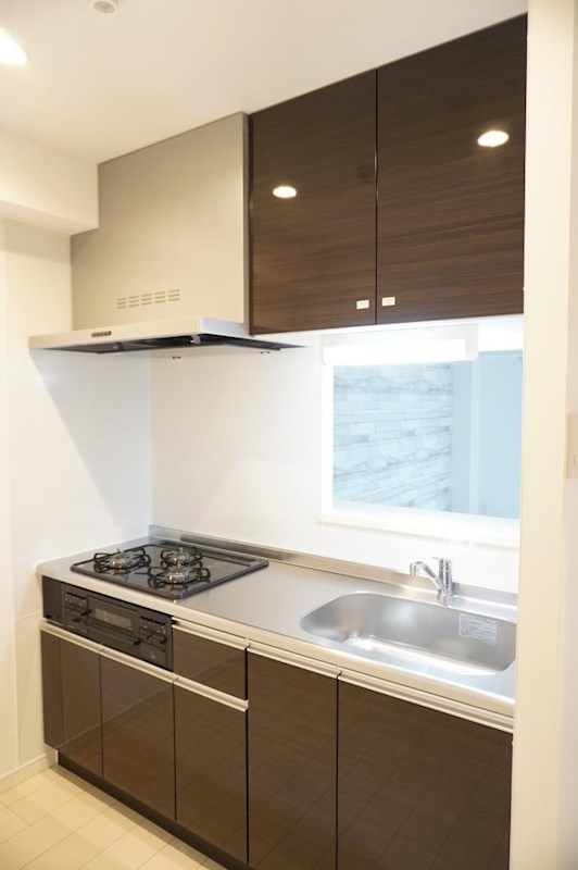 キッチン　収納キャビネットたっぷりのシステムキッチン