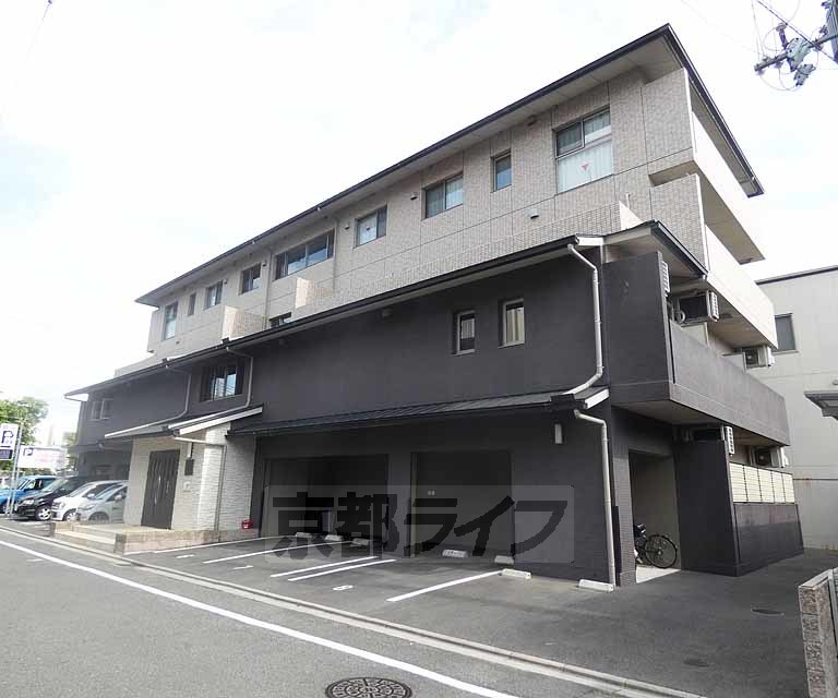 建物外観　生活に便利な設備が揃っています。