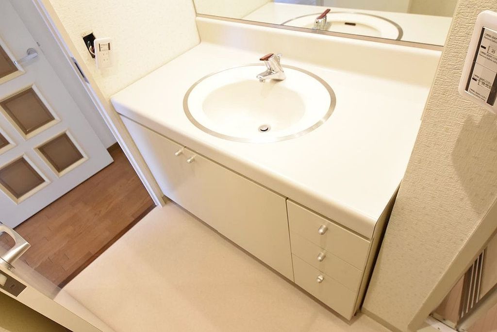 洗面設備　広々した洗面台です。