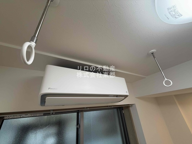 その他設備　３６５日いつでも洗濯物が干せる室内物干し用金具付♪