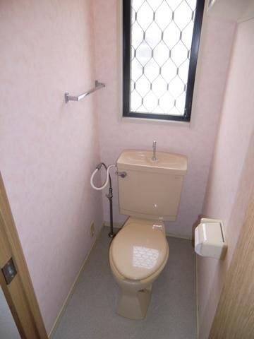 トイレ　窓付で通気換気良好
