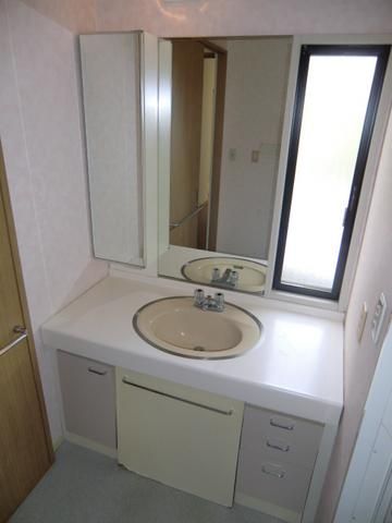 洗面設備　独立洗面台・窓付