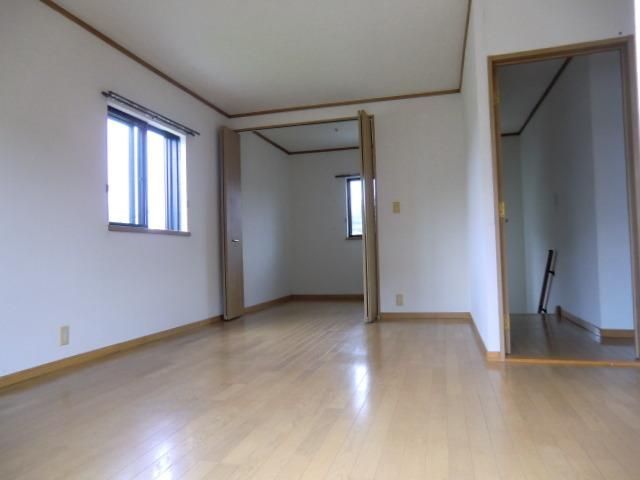 収納　明るい洋室　ゆとりのある洋室フローリング