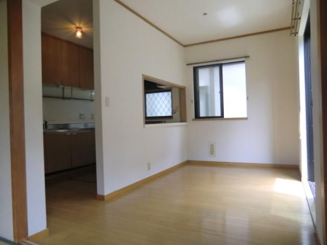 居室・リビング　カウンターキッチン　明るいリビング