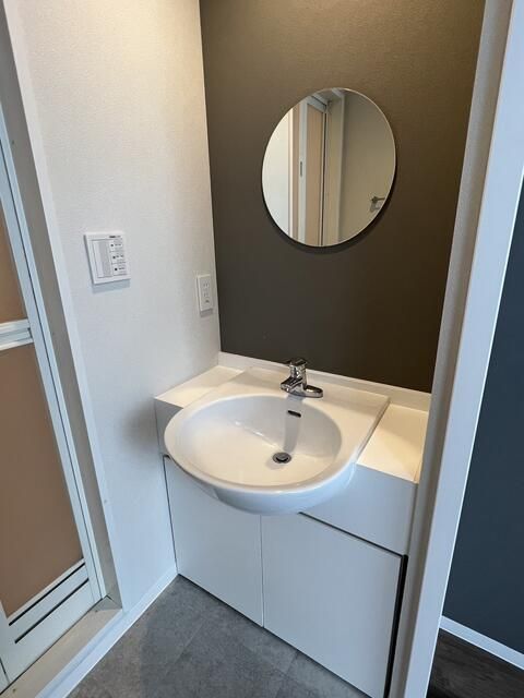 洗面設備　ゆったりとスペースのある洗面所