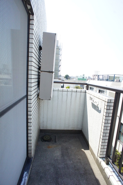 バルコニー　バルコニーがあるので洗濯物を太陽の下で干すことができます♪