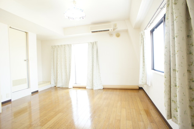 居室・リビング　２面採光なので、明るく風通しのよいお部屋です♪