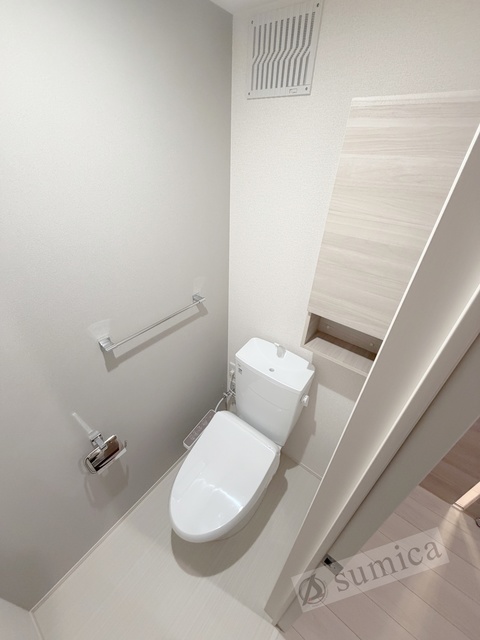 トイレ　人気アイテムの温水洗浄便座。清潔感のあるトイレです。