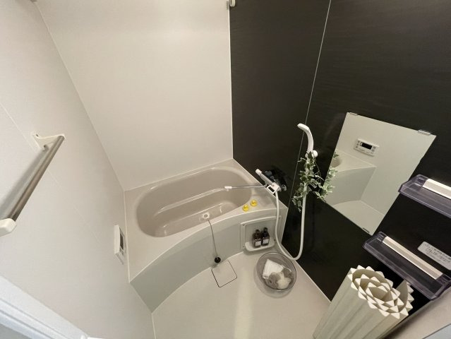 バス・シャワールーム　清潔感のあるきれいなお風呂です。