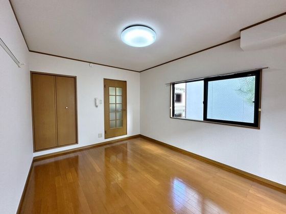 居室・リビング　※他号室の写真です。